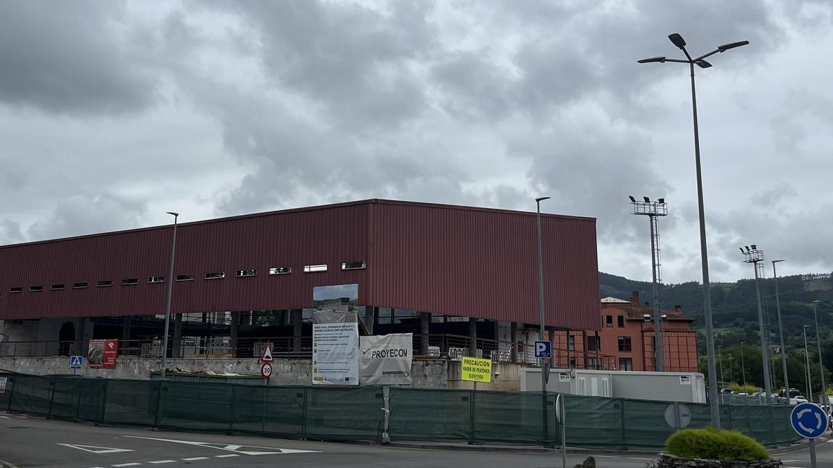 Estado actual de la piscina de Villaviciosa, en plenas obras