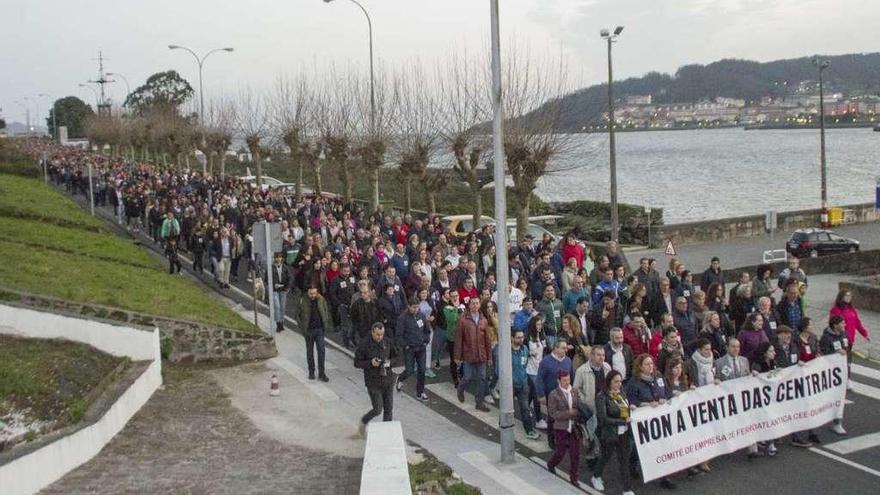 Un momento de la manifestación de los trabajadores de Ferroatlántica por las calles de Cee.