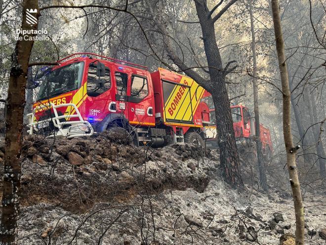 El Consorcio Provincial de Bomberos participa en un amplio dispositivo para combatir el incendio de la Vall d'Uixó