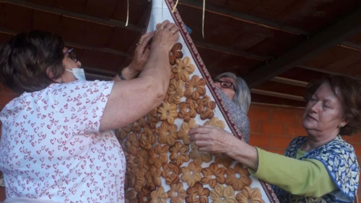 Varias mujeres cosiendo las roscas al ramo. | E. P.