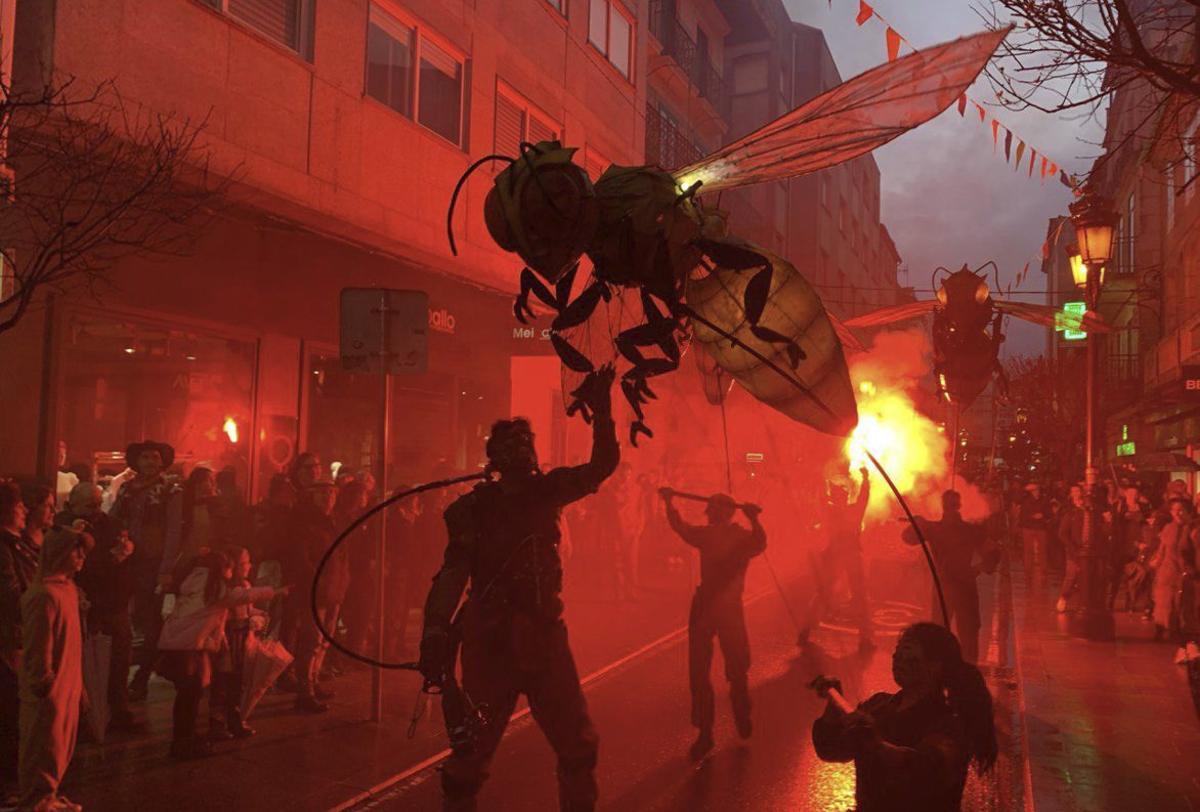 El espectáculo pirotécnico «Hexagonum», de Troula Animación, por el centro urbano. | A. PINACHO