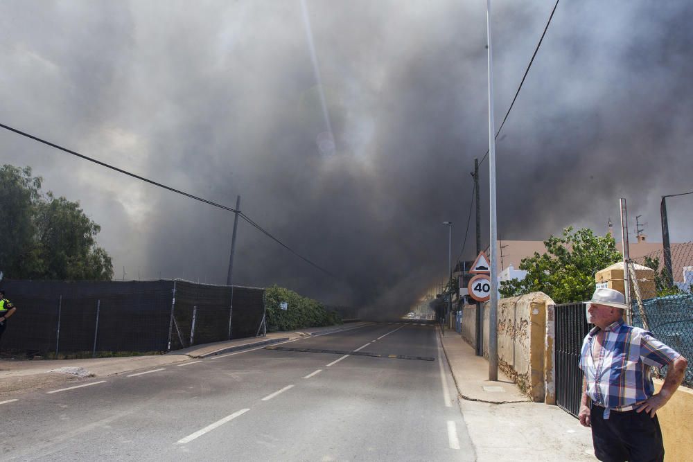 Incendio junto al cementerio de Castelló