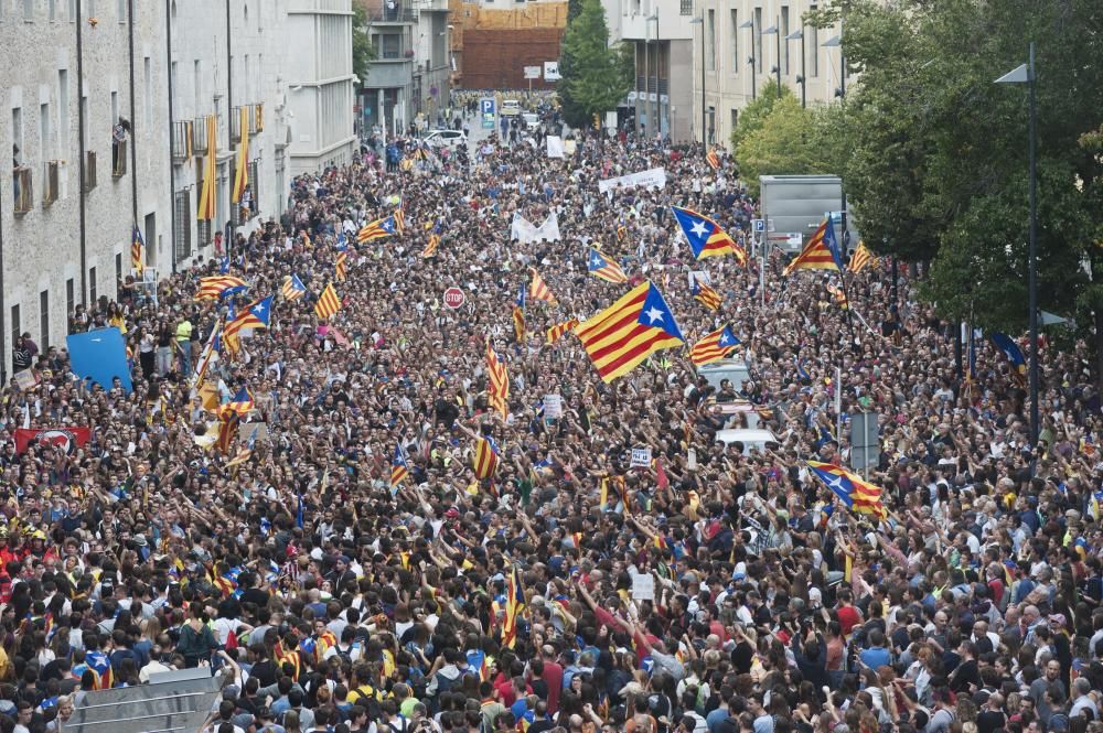 Multitudinaria concentración en Barcelona en protesta por las cargas del 1-O