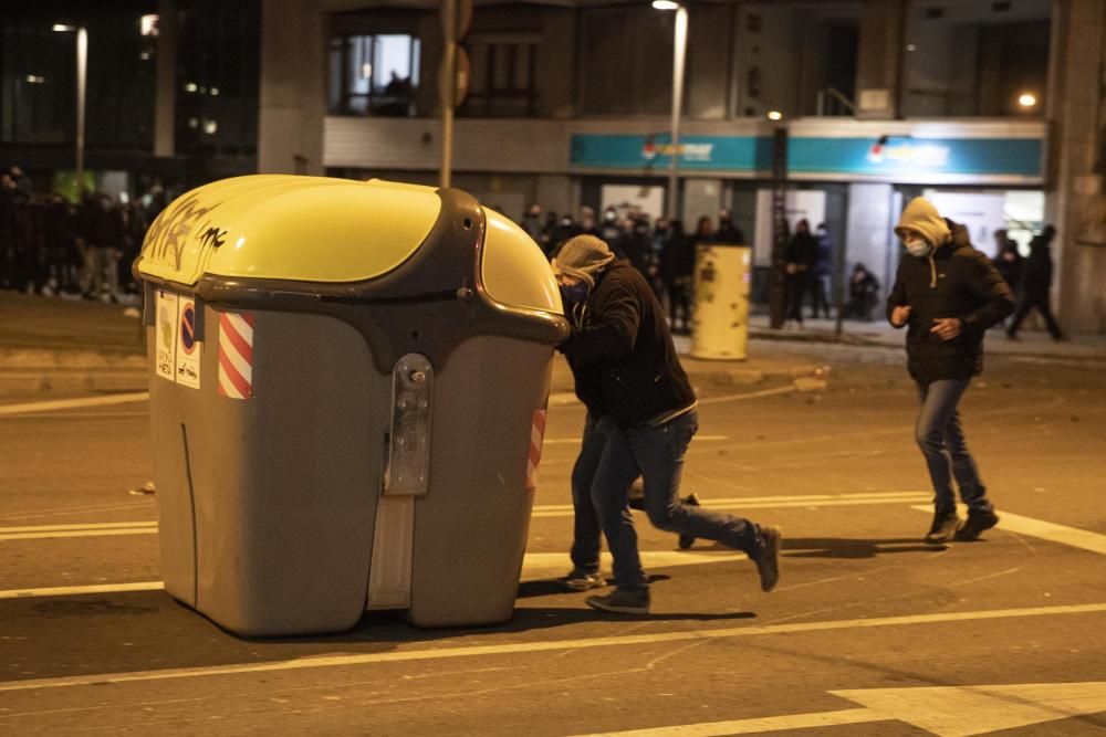 Grups incontrolats provoquen destrosses a Girona