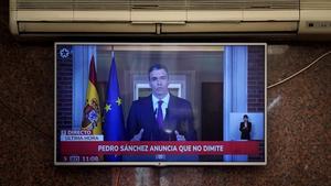 La comparecencia de Pedro Sánchez, en un televisor de un bar del centro de Madrid