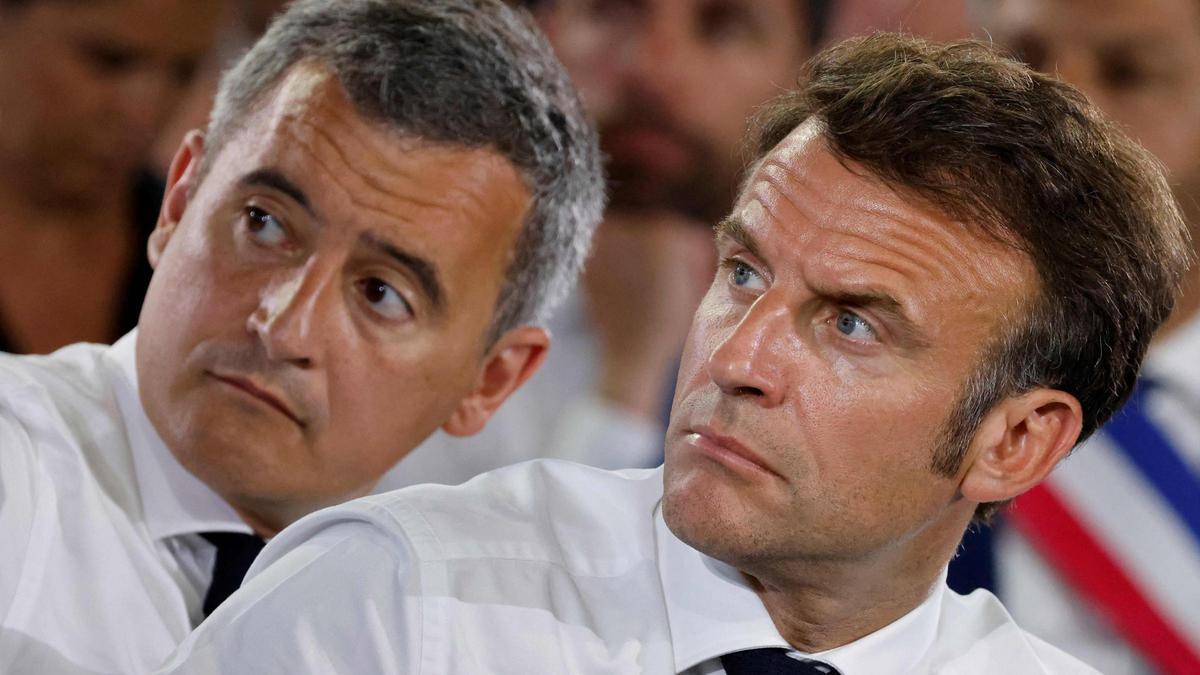 El presidente francés, Emmanuel Macron, y su ministro del Interior, Gérald Darmanin (izquierda).