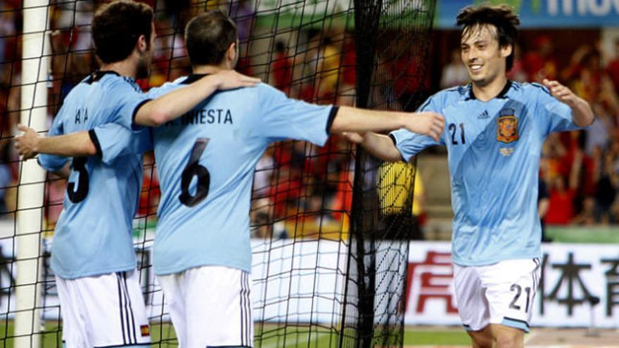 Mata y Xavi celebra el gol de Silva.