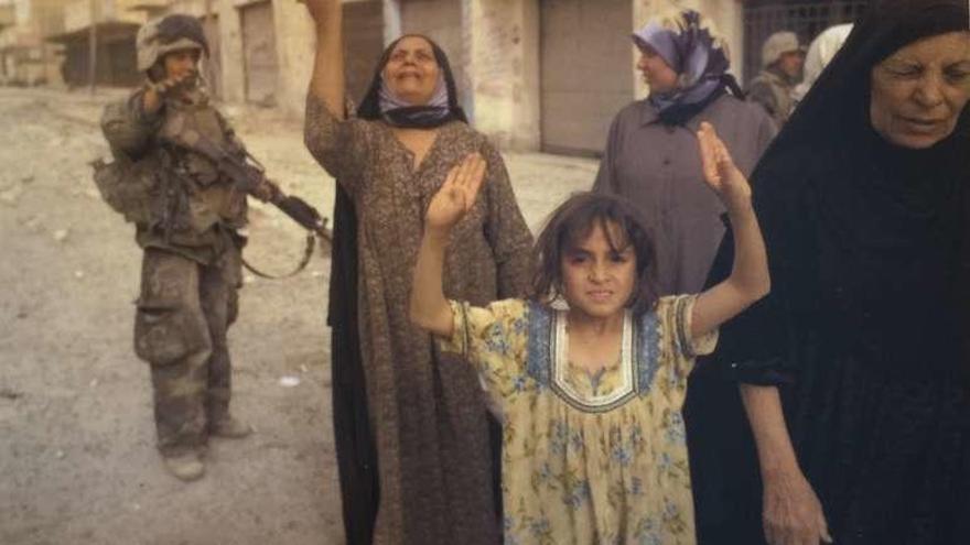 Foto de la colección &quot;Las mujeres iraquíes y la guerra&quot; del Instituto Asturiano de la Mujer expuesta en la Casa de Cultura de Infiesto.