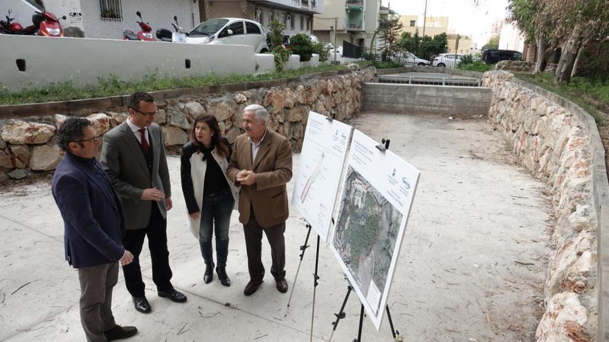 Presentación de la trampa de acarreos con los ediles José del Río y Gemma del Corral.