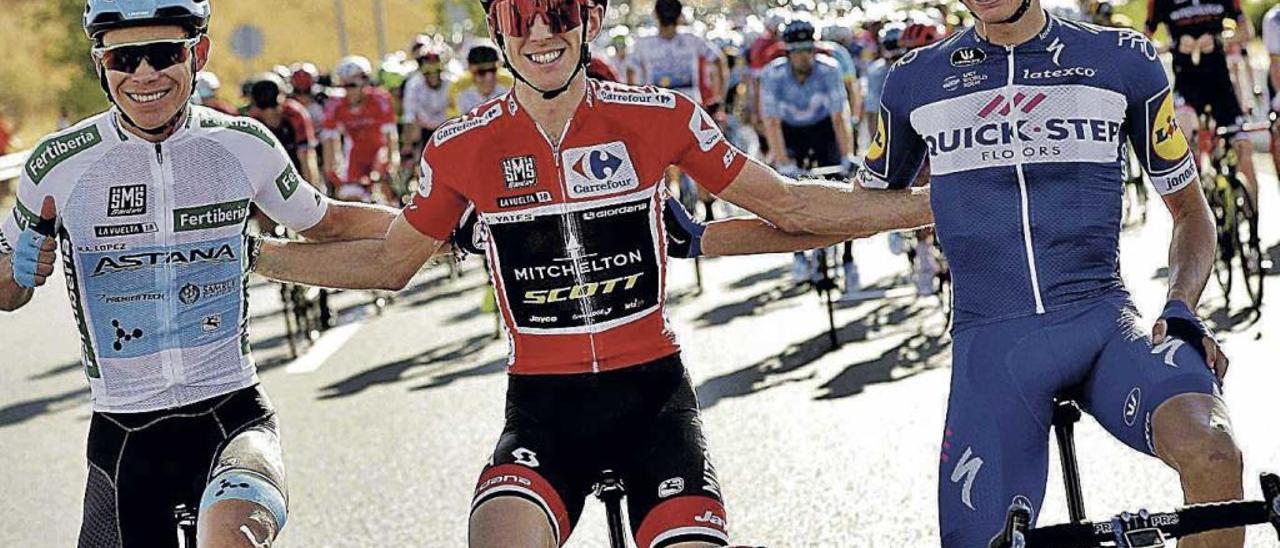 Enric Mas, a la derecha, junto al vencedor, el inglés Sean Yates, y el colombiano Miguel Ángel López.