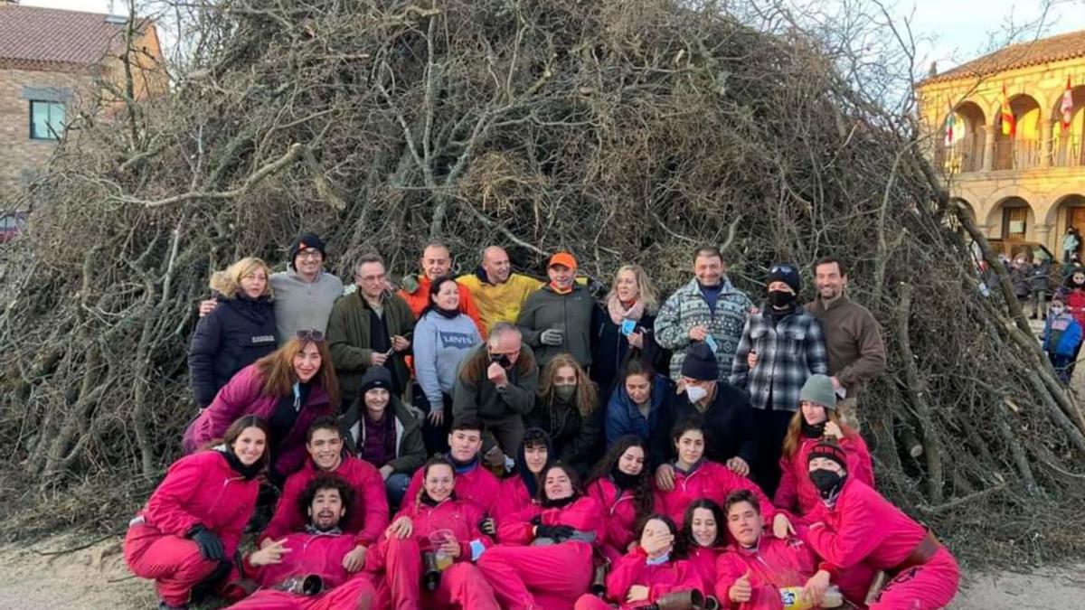 Los quintos que han protagonizado la fiesta tradicional en Carbajales de Alba. | Ch. S.