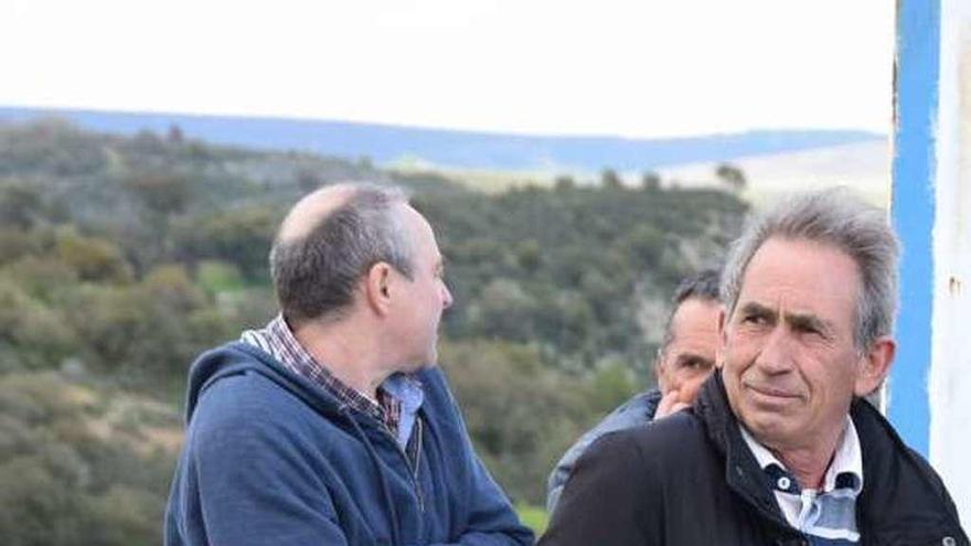 El alcalde de Fradellos, en primer plano, junto a la carretera.