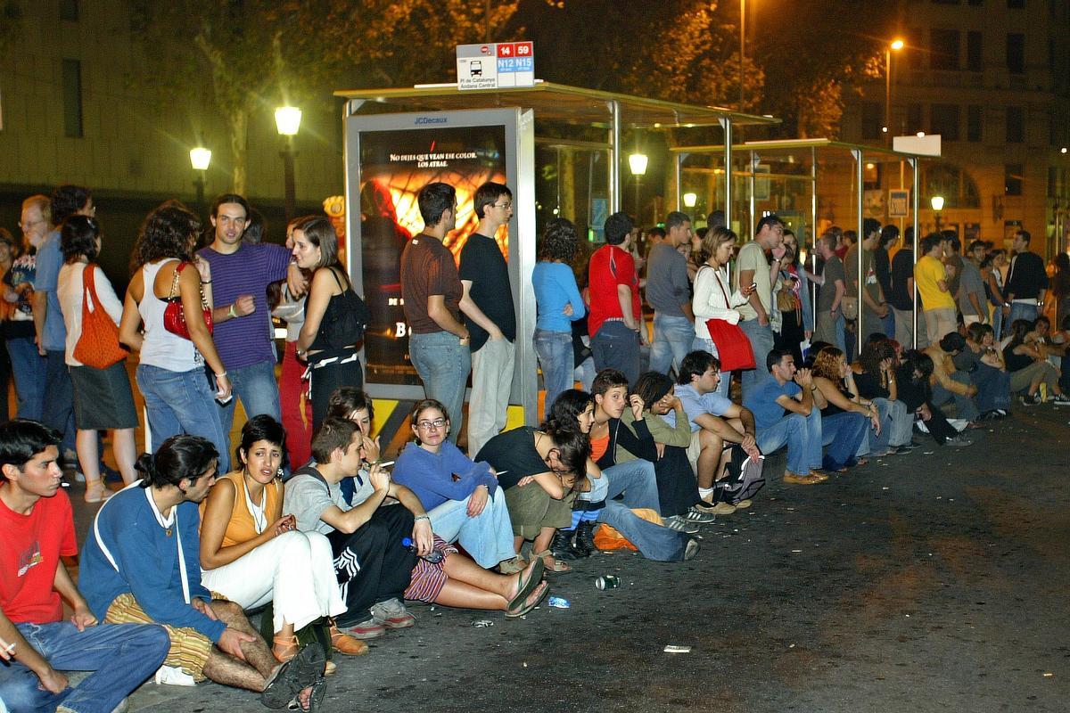 Mercè 2004. PLAZA CATALUNYA JOVENES ESPERAN EL AUTOBUS NOCTURNO DESPUES DEL CONCIERTO DE MACACO Y MALA RODRIGUEZ