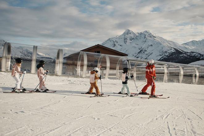 Niños y niñas recibiendo clases de esquí como actividad que viene incluida en la estancia en el resort.