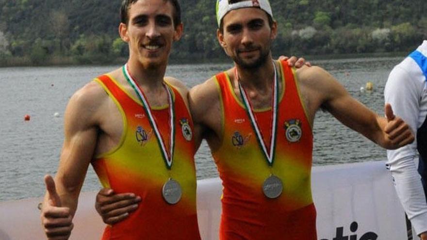 Mitjavila y Rodrigo Conde, con sus medallas. // @AmuraSportwear