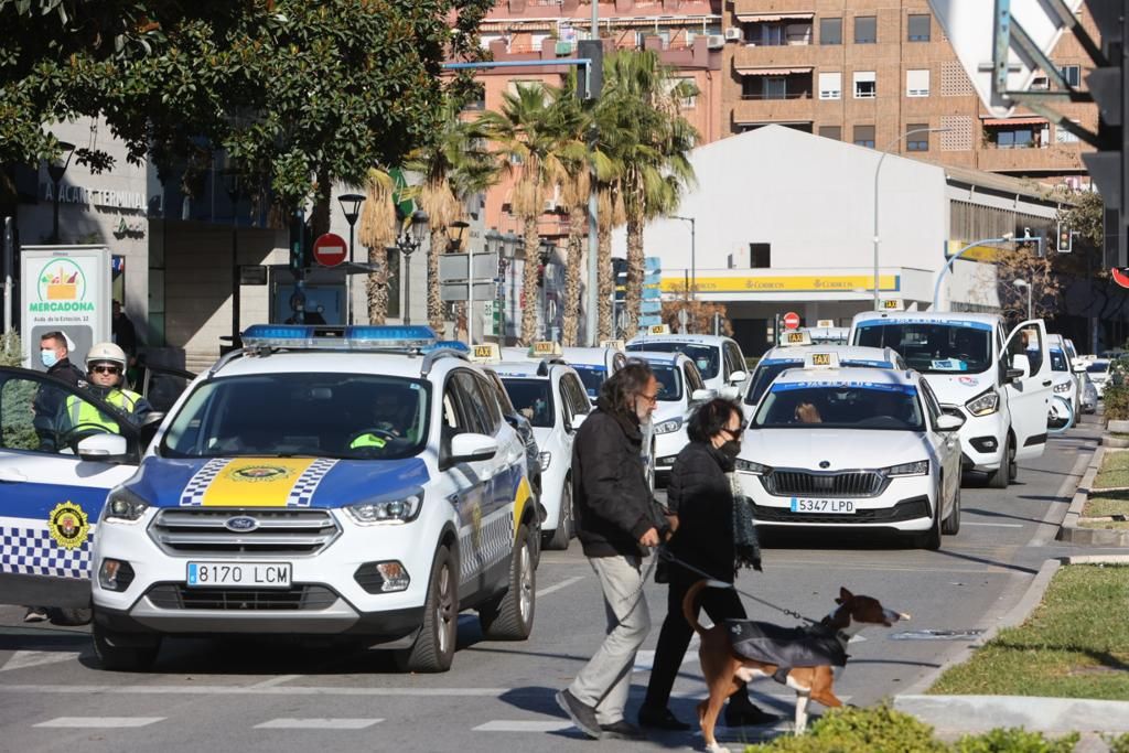 Caravanas de taxis en una protesta por las tarifas en Alicante