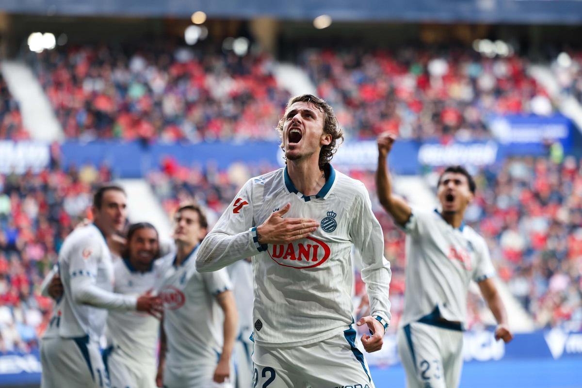 Carlos Romero celebra el gol que vale una permanencia en Primera