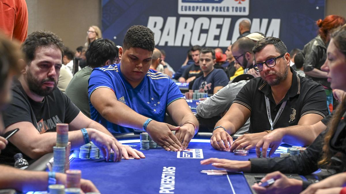 Un jugador observa sus cartas durante su participación en el Tour europeo de póker en el Casino de Barcelona.  