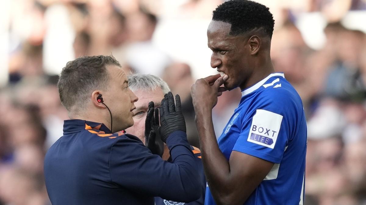 Yerry Mina siendo atendido por las asistencias