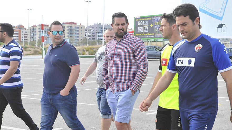 Miembros de la peña Jove Elx junto a Edu Albacar y Alberto Toril tras el entrenamiento.