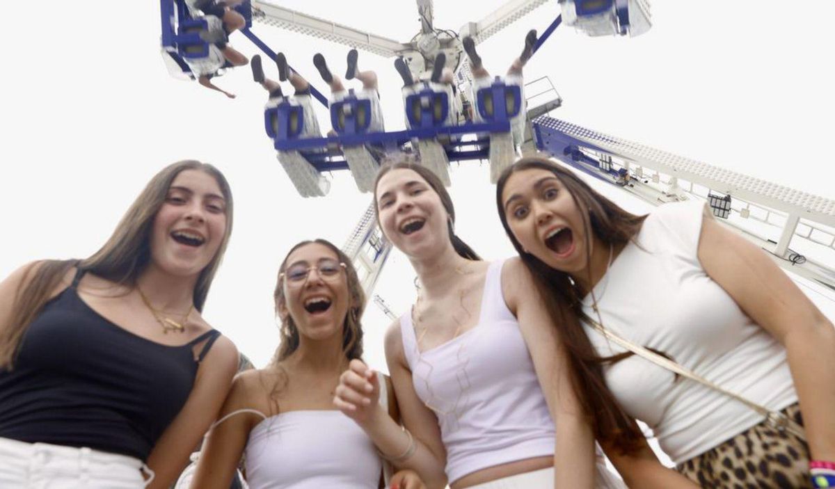 A la izquierda, desde la izquierda, Adriana Vázquez, Daniela Couso, Laura Hermida y Elisa Arean, con la atracción «Adrenaline», y a la derecha, desde la izquierda, Brais Barrionuevo, Marcos Suárez, Ángel Sirgo y Azahara Díaz, con «Extazy», ayer.