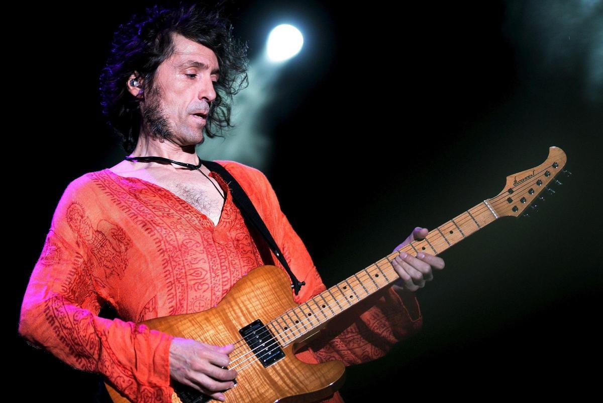Robe Iniesta, durante un concierto en 2007.