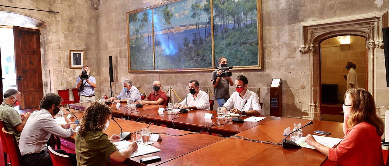 La presidenta Armengol,
a la derecha, ayer en la 
Mesa de Diálogo Social.  CAIB