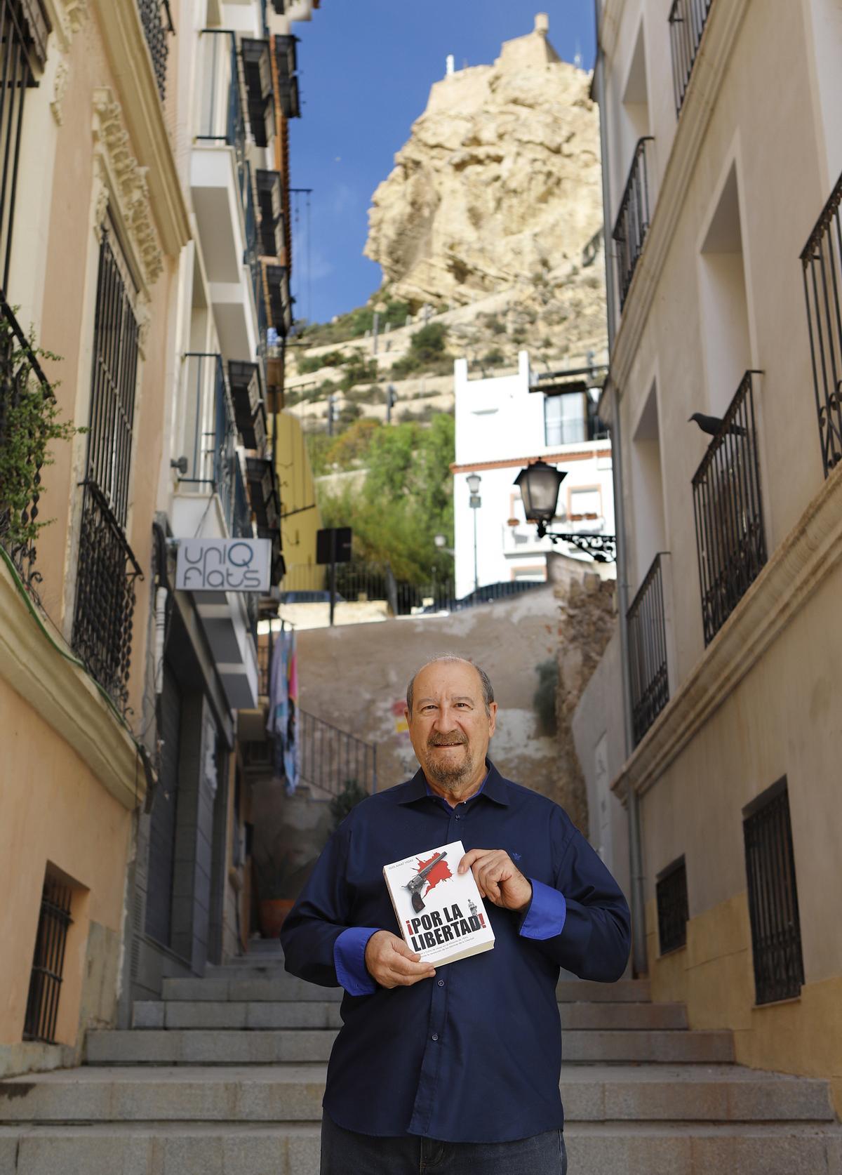 El escritor Luis Amat Vidal, en el Barrio de Alicante.
