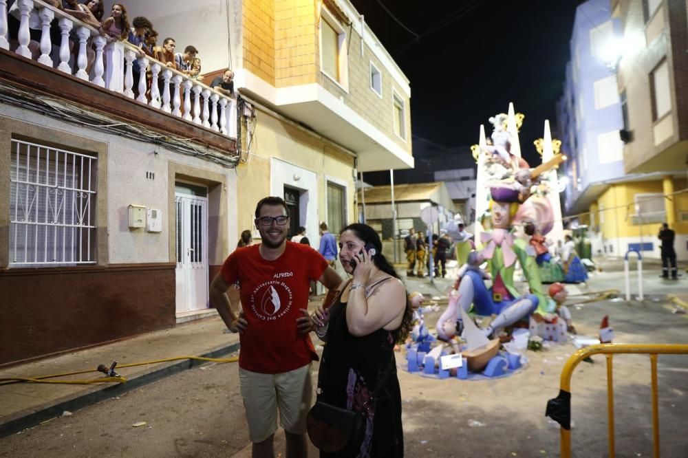 Cientos de personas, la mayoría adolescentes que quisieron disfrutar de la "cremá" y posterior "bañá" de los bomberos, se acercaron al barrio del Calvario para ver arder su hoguera