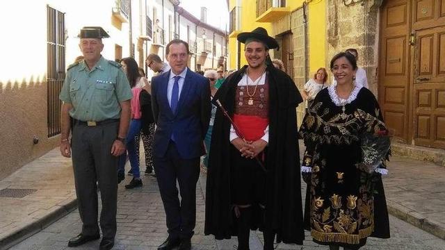 El jefe de la Guardia Civil, Angel Blanco (subdelegado del Gobierno), Tomás del Bien y Ángeles Medina .