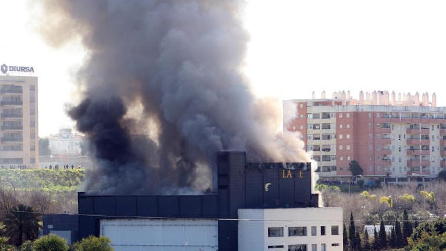 El incendio del edificio provocó una enorme columna de humo.