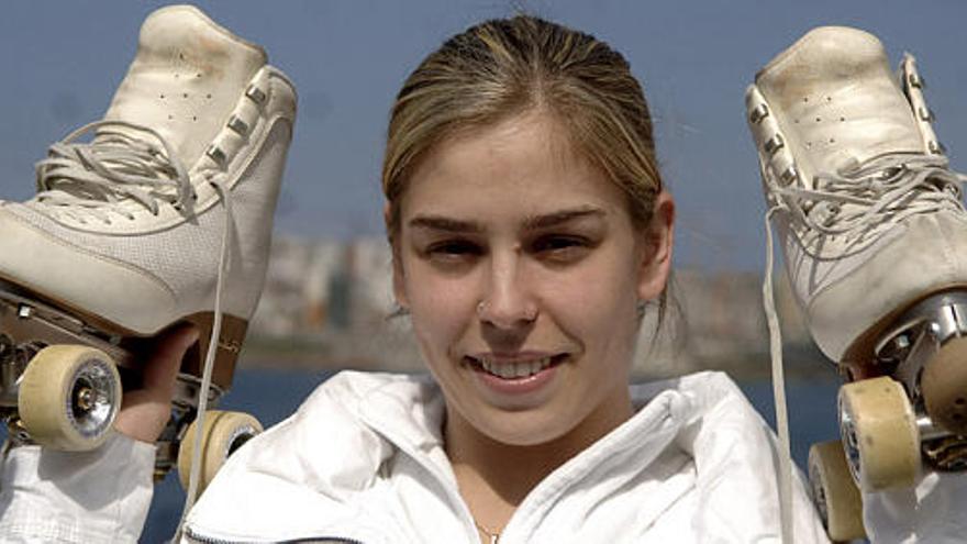 Sabela posa sonriente con sus patines en el paseo marítimo de A Coruña.