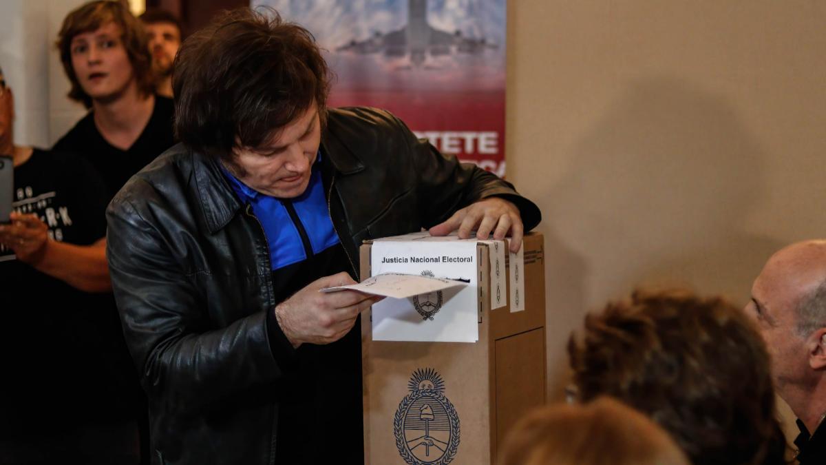 Argentina, Buenos Aires: Javier Milei presenta su papeleta en un colegio electoral durante las elecciones presidenciales argentinas de 2023.