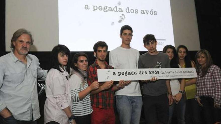 Xosé Abad e Sandra García (nos extremos) cos estudantes protagonistas da cinta. / 13fotos