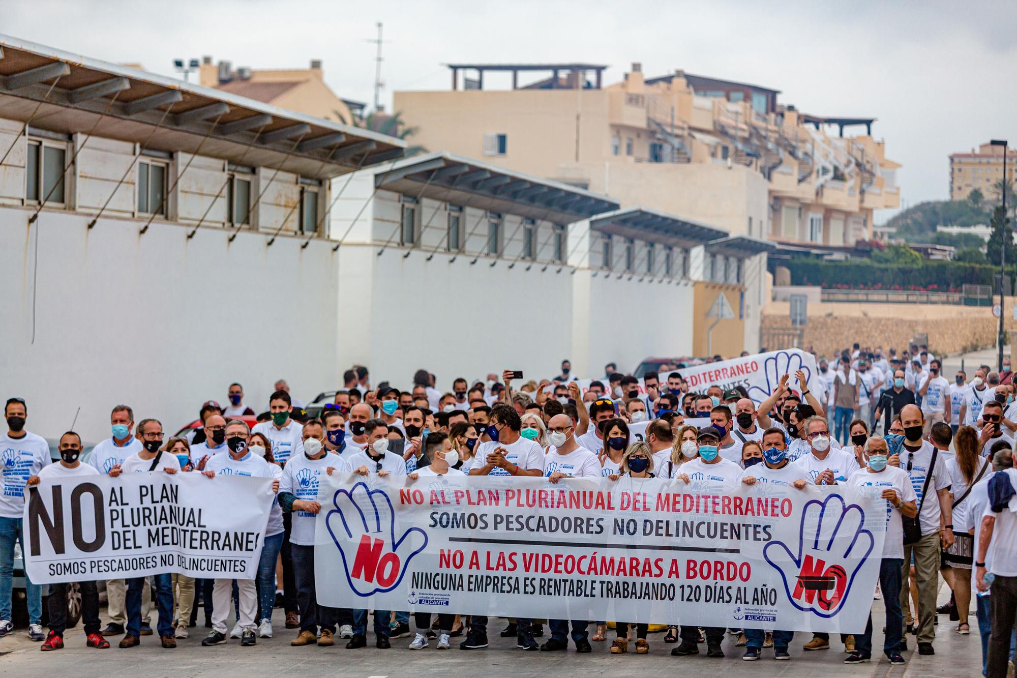 Las cofradías de la provincia protestan en La Vila contra el plan europeo que les obliga a reducir los días de faena