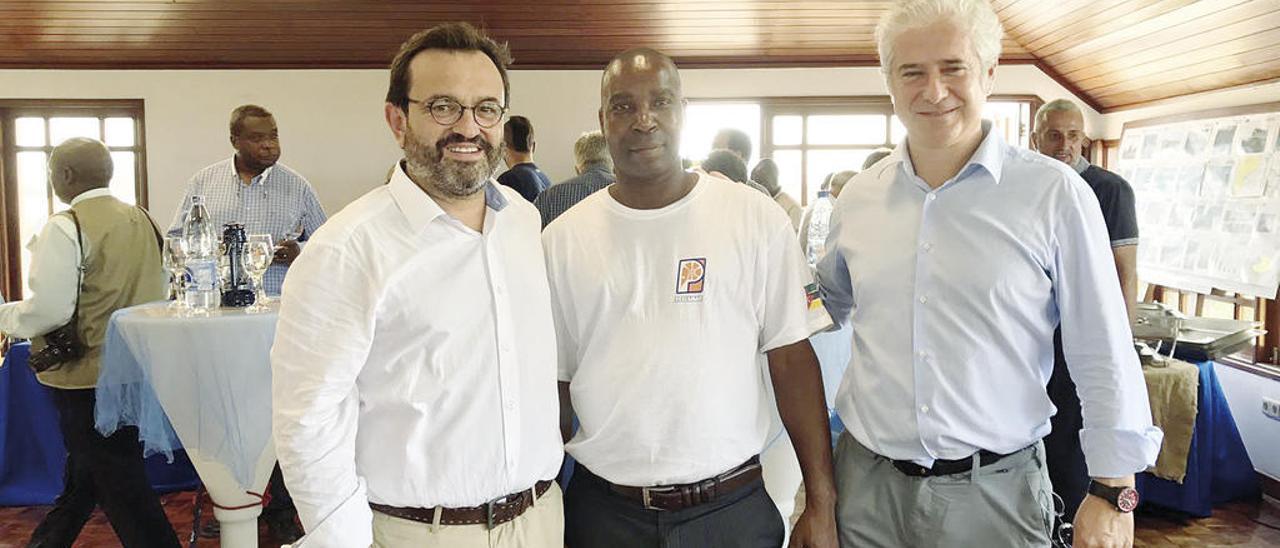 El CEO, Ignacio González (izq.), con el capitán del &quot;Pescamar 9&quot; y el responsable de flota David Troncoso.