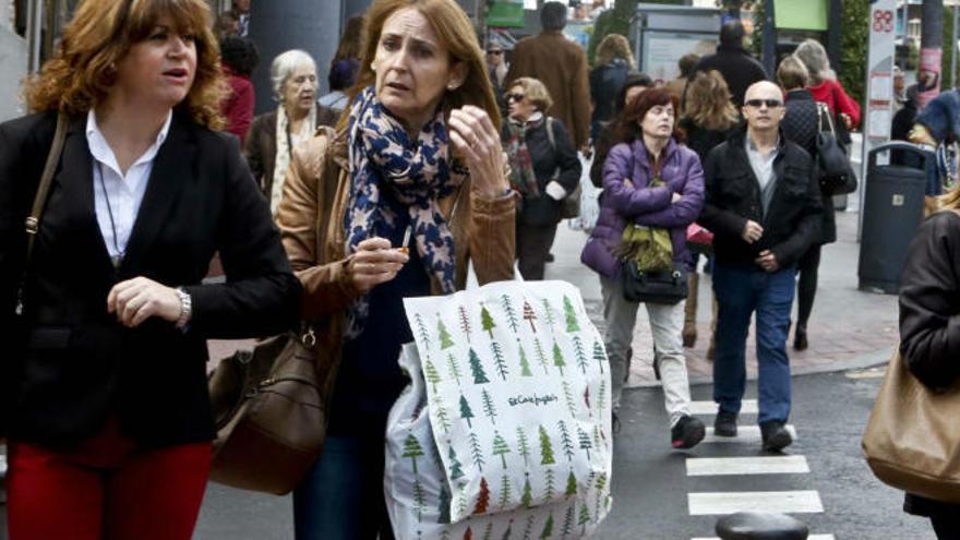 Compradores en la avenida de Maisonnave de Alicante.