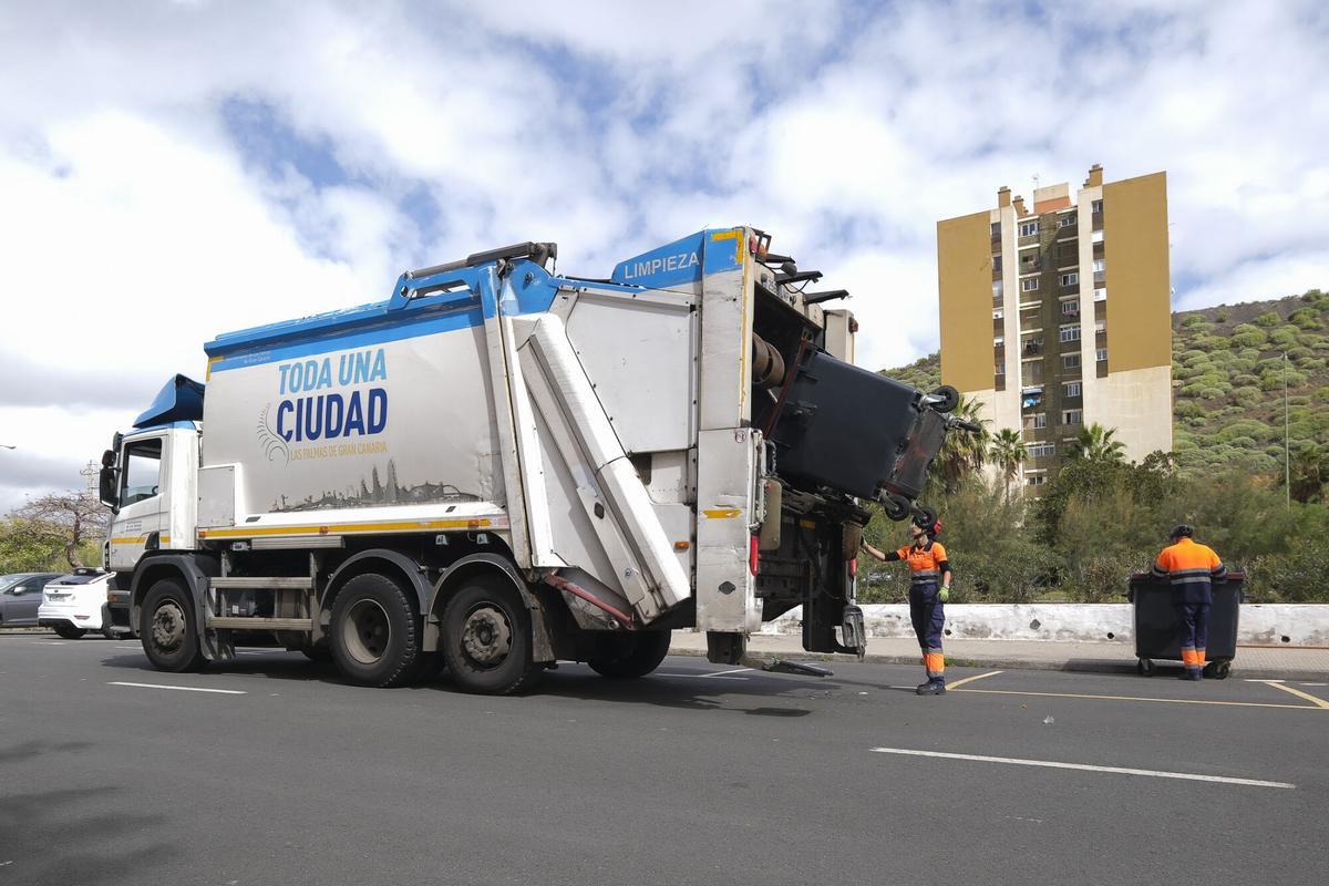 Camión del Servicio de Recogida de Basura, en la Fase III de Jinámar.