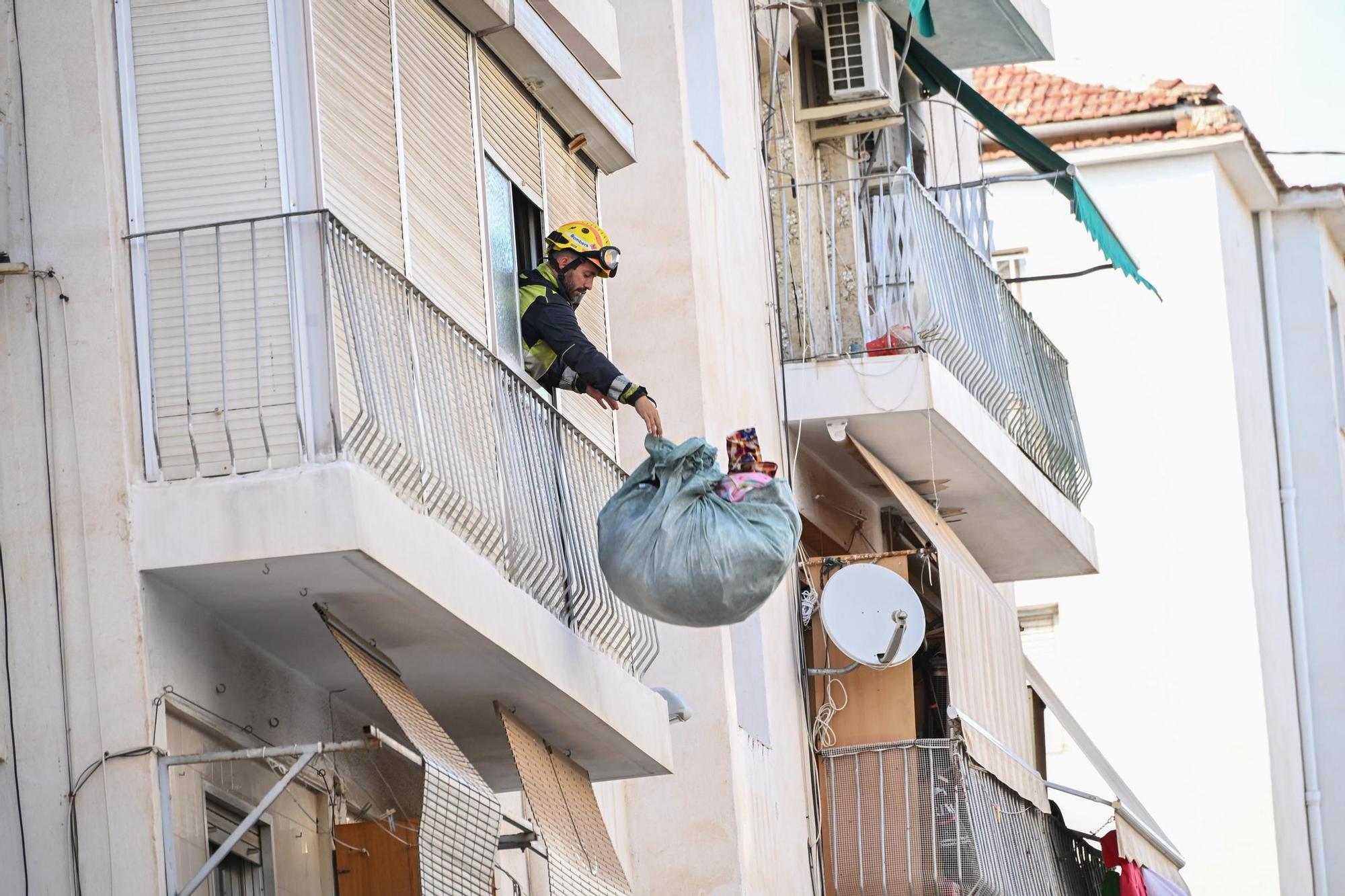 Así están sacando los bomberos las pertenencias de los vecinos desalojados de San Antón en Elche