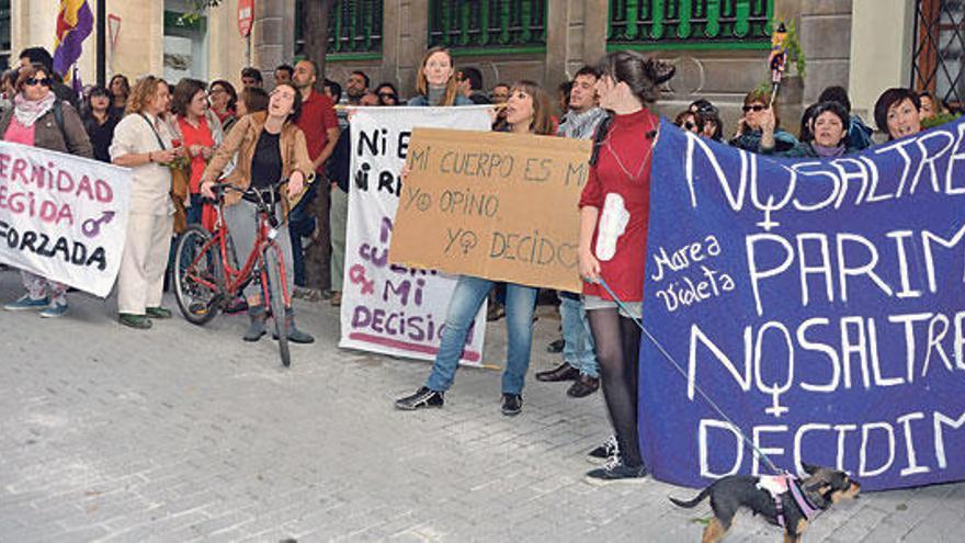 Imagen de la protesta a favor del aborto ante la sede del PP de Palma.