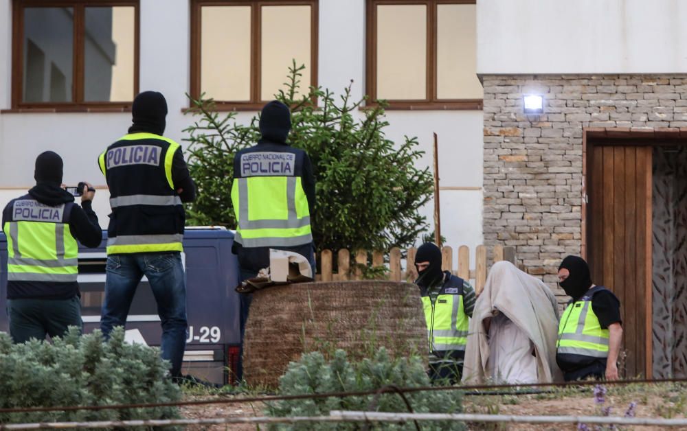 El presunto yihadista sale de su viviendas tras el registro policial