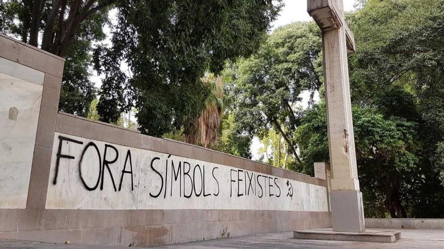 Aparecen pintadas antifascistas en la polémica Cruz del Ribalta