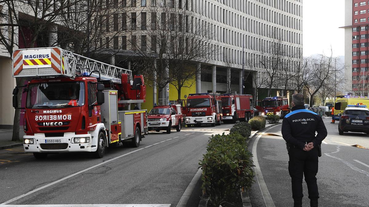 Policía Local y Bomberos, en una intervención anterior en la calle Teixugueiras