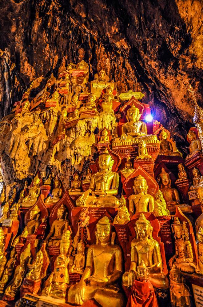 Budas en las cuevas de Pindaya.