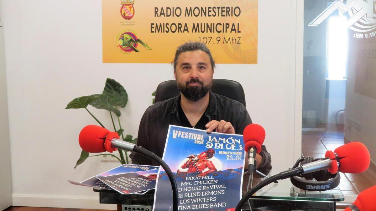 Juan Javier Llimona en los estudios de Radio Monesterio