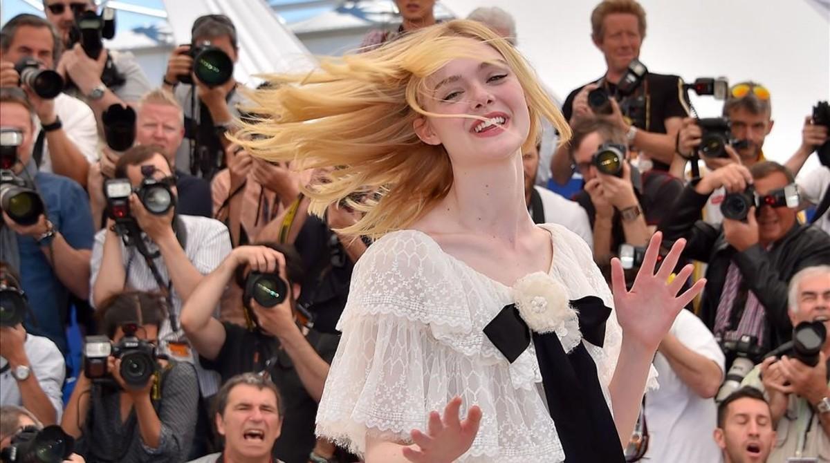 fcasals33965773 us actress elle fanning poses on may 20  2016 duri160520140736