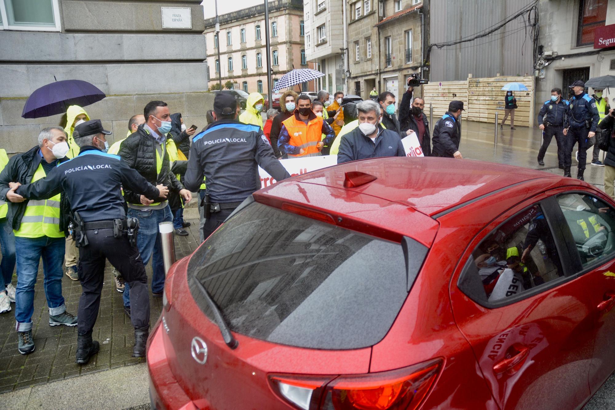 Lores y el gobierno local salen escoltados del Concello por la protesta de Ence