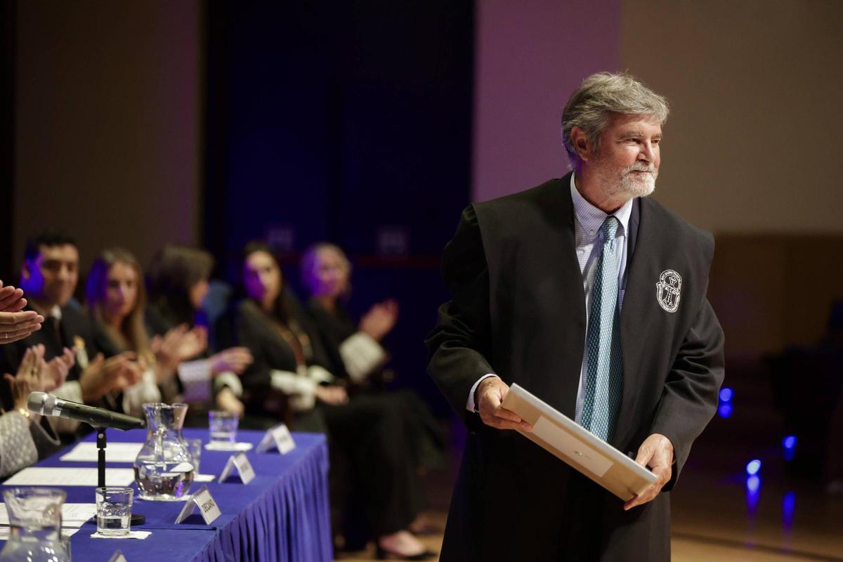 Juan Luis Tuero Aller, tras recibir su insignia.