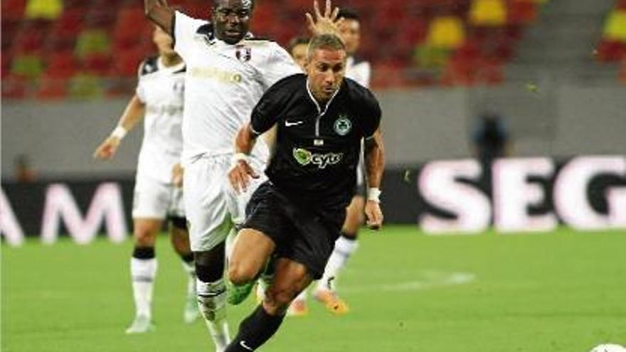 Jose condueix la pilota en un partit de l&#039;Omonia contra l&#039;Astra Giurgiu romanès.