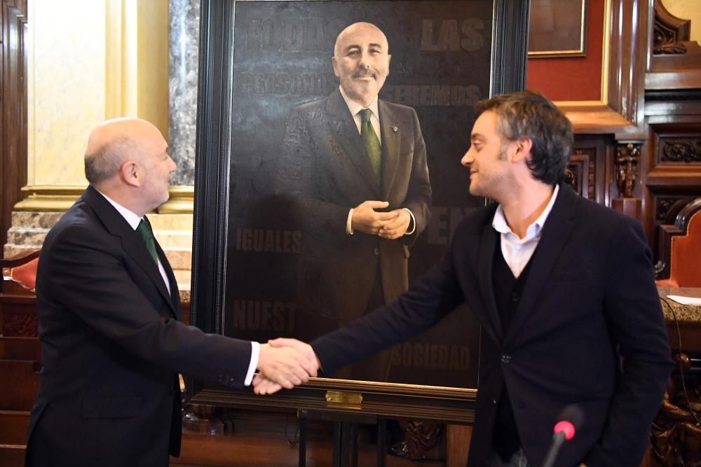 El exalcalde Javier Losada recibe su retrato en un acto en María Pita